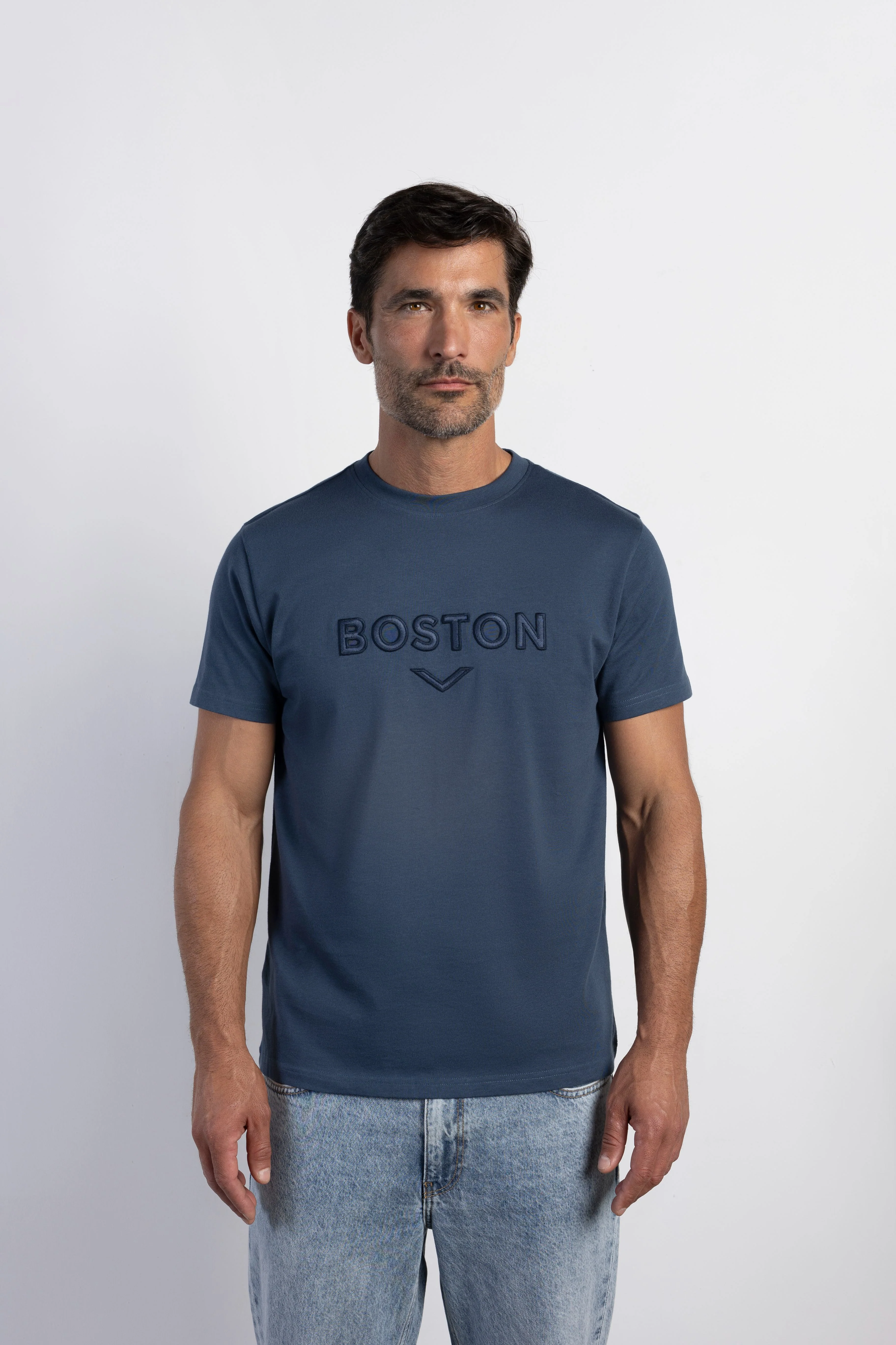 Camiseta confort logo bordado