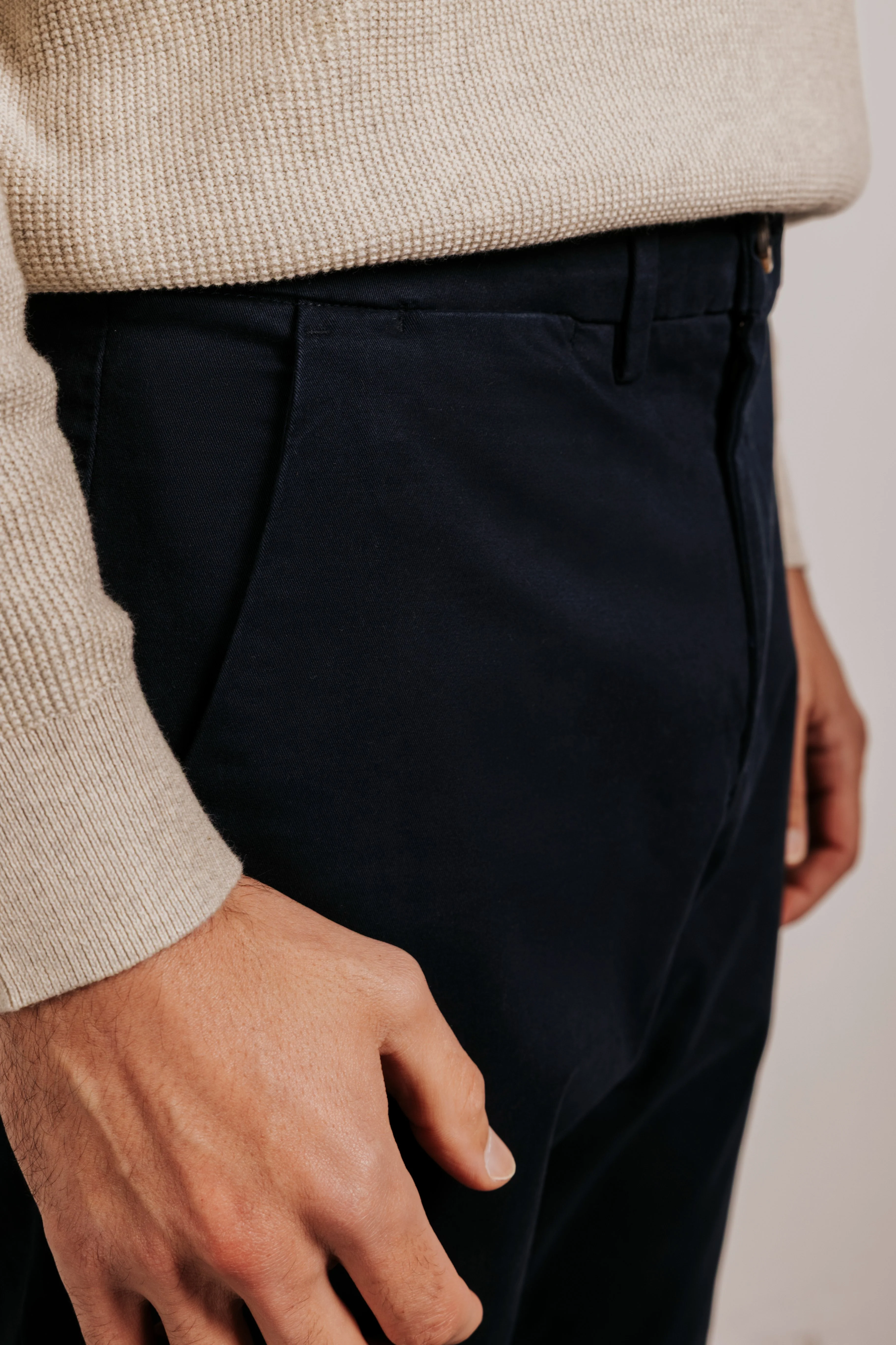 Pantalón chino slim fit esencial - Image 5