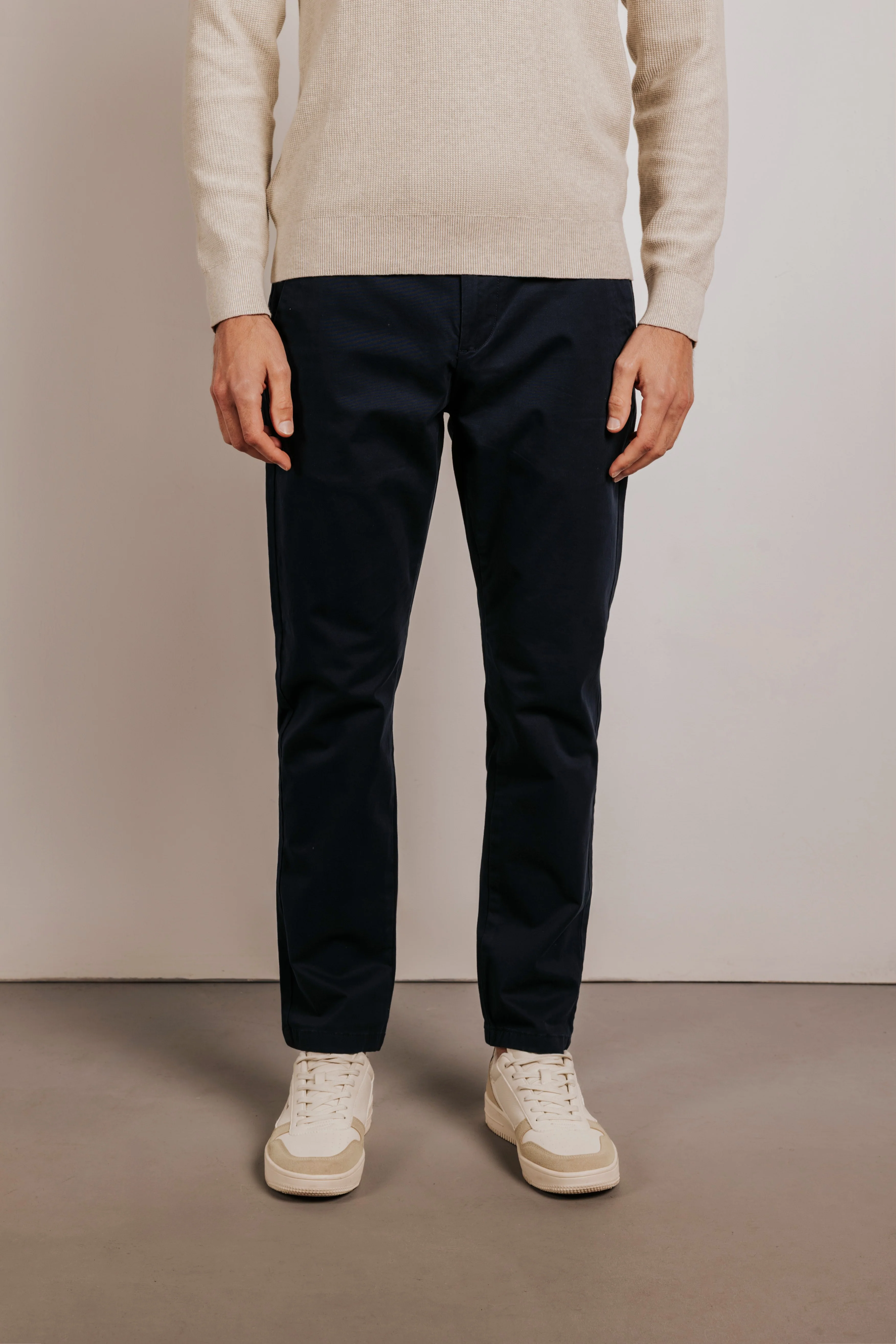 Pantalón chino slim fit esencial - Image 7